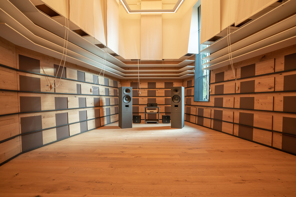 Interior view of THE STUDIO control room at SE MUSICLAB in Bern, Switzerland, showcasing the massive main monitoring setup featuring the flagship STRAUSS ELEKTROAKUSTIK MF-4 mastering monitors paired with dedicated PA-250 power amplifiers, meticulously integrated into a professional critical listening environment.