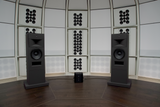 A stereo pair of STRAUSS ELEKTROAKUSTIK SE MF-2.1 Large-Format Passive Monitoring Systems on matching stands, powered by a rack of SE PA-100 power amplifiers inside the dome-shaped SE MUSICLAB research facility.