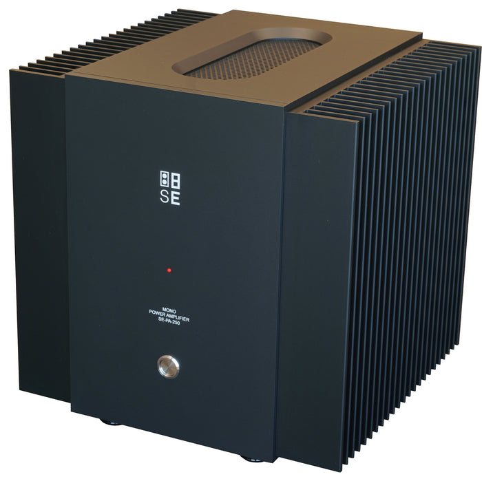Front three-quarter profile view of a single STRAUSS ELEKTROAKUSTIK SE PA-250 Mono Power Amplifier on a white background, showcasing the heavy-duty 10mm milled aluminum block housing in a dark finish, massive integrated side cooling fins, precision minimal front panel with indicator LED, and signature clean mechanical design.